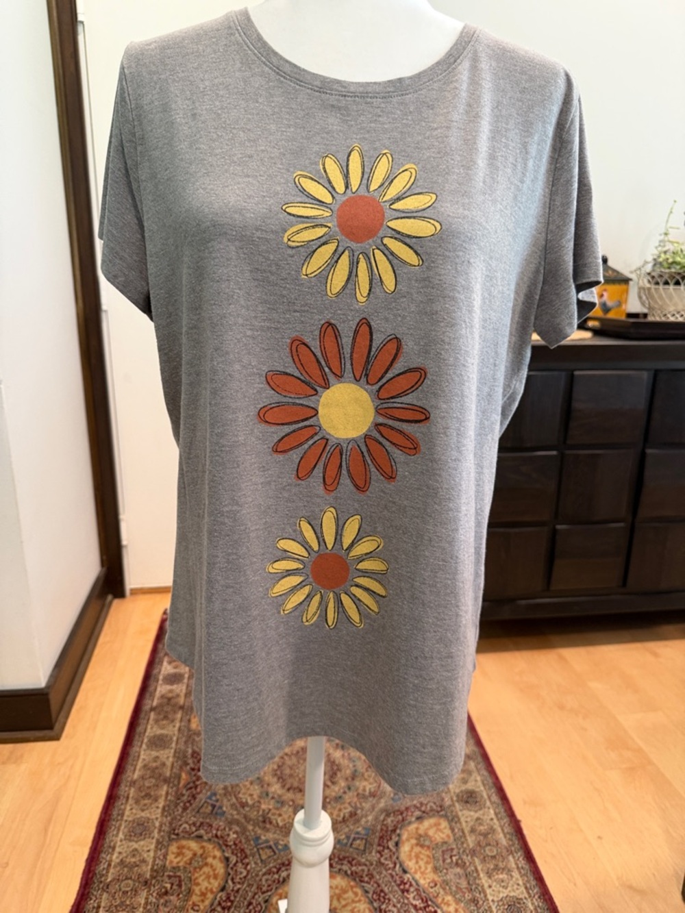 Gray Short-Sleeve Tee with Yellow & Rust Daisy Print